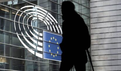 Un hombre camina junto al edificio del Parlamento Europeo en Bruselas, B&eacute;lgica, la semana pasada.