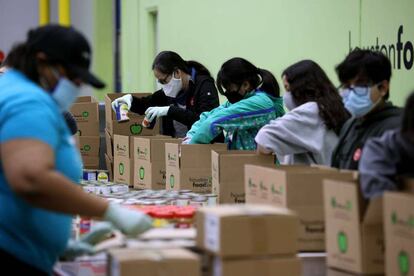 Los voluntarios acomodan las cajas de emergencia con comida para los habitantes de Texas. Cerca de cuatro millones de personas sufrieron cortes de electricidad durante 72 horas.