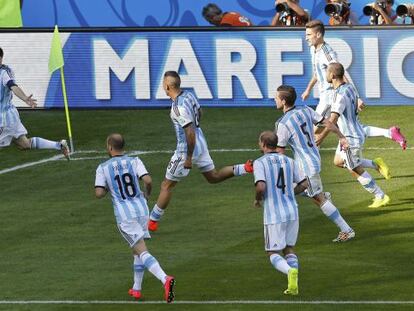 Messi festeja su gol, seguido por sus compañeros.