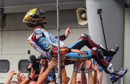 El piloto español de Moto2 Alex Márquez es manteado por su equipo tras ganar el campeonato en su categoría tras la carrera del Gran Premio de Malasia en el circuito de Sepang.