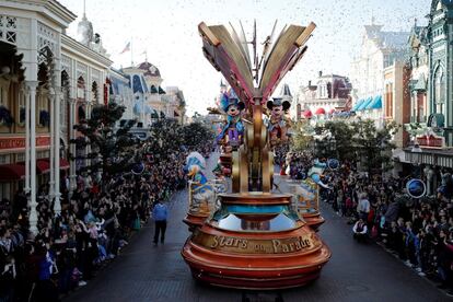 Ambiente en la calle principal de Disneyland París durante el desfile.