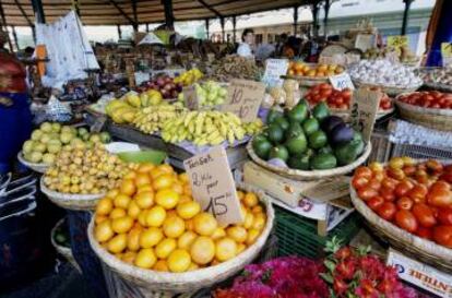 Puesto de frutas en el mercado de Saint Pierre (Isla Reunión).