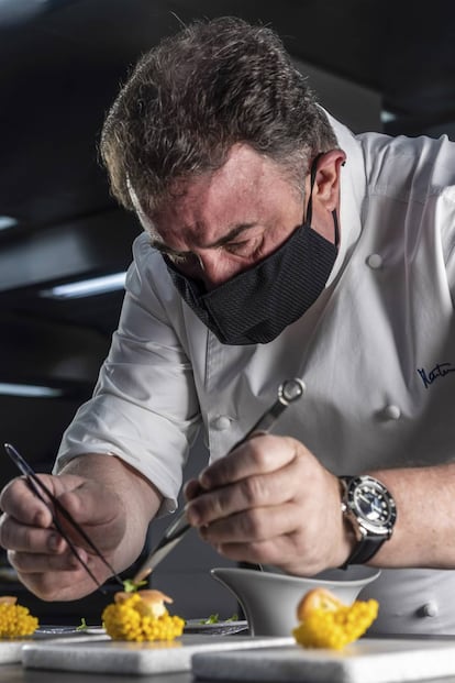 Martín Berasategui prepara un plato.