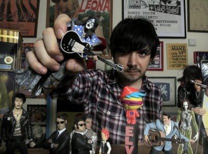 Borja Prieto muestra su colección de muñecos de músicos.