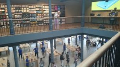 Vista de la planta primera y segunda de la tienda, donde Apple muestra productos propios y accesorios de terceros.