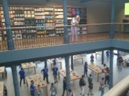 Vista de la planta primera y segunda de la tienda, donde Apple muestra productos propios y accesorios de terceros.