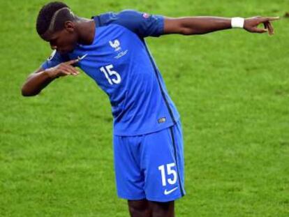 Pogba celebra su gol a Islandia.