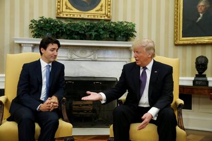 El primer ministro canadiense Justin Trudeau (i) es recibido por el presidente Donald Trump en la Oficina Oval de la Casa Blanca, el 13 de febrero de 2017.