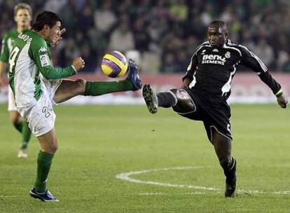 Maldonado y Diarra pujan por el balón.