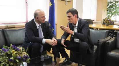 Pedro Sánchez se reúne con el comisario europeo de Asuntos Económicos y Financieros, Pierre Moscovici.