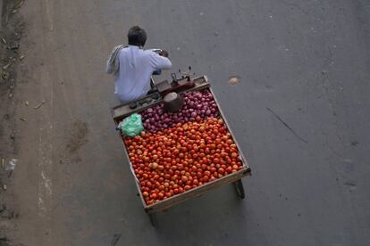 Fotografiado desde un puente, un vendedor de frutas avanza por el del Outer Ring Road, el anillo de circunvalación que trae de cabeza a los vecinos de Pachsheel Park.