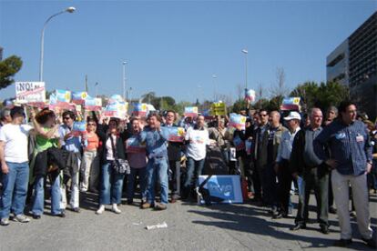 250 trabajadores de TVE se han concentrado ante el centro de Sant Cugat para reclamar la retirada del Plan de Saneamiento.