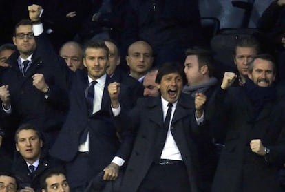 David Beckham junto al director deportivo del PSG Leonardo celebran uno de los goles de su equipo.