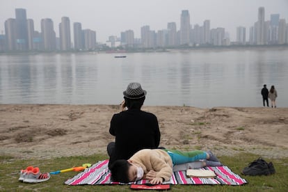 Habitantes de Wuhan frente al río Yangtze el 16 de abril