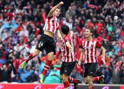 Susaeta celebra su primer gol ante Iraola y De Marcos.