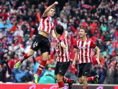 Susaeta celebra su primer gol ante Iraola y De Marcos.