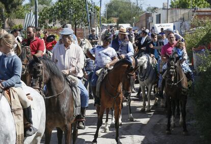 La comitiva debía pararse al llegar a los cruces con la carretera.