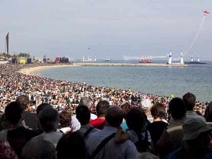 La multitud contemplando una de las acrobacias, ayer, en Barcelona.