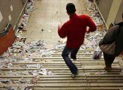 Estado en el que se encontraba ayer una de las escaleras de bajada hacia el metro.