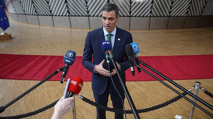 Pedro Sanchez atiende a los medios, este jueves en Bruselas.