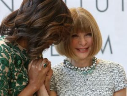Michelle Obama felicita a Anna Wintour.