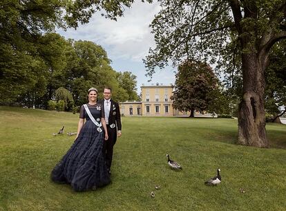 Victoria y Daniel de Suecia, en un retrato realizado en junio de 2020 con motivo de su 10º aniversario de boda.