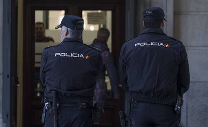 Dos agentes de la Policía Nacional.