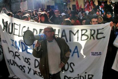 Los trabajadores de la coordinadora Parc Alcosa, ayer, frente al Palau de la Generalitat.