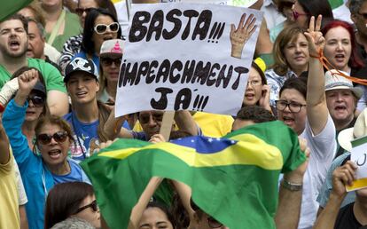 Manifestantes de direita pedem o impeachment de Dilma, em São Paulo.