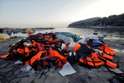 Decenas de chalecos salvavidas se apilan en el puerto de Skala.