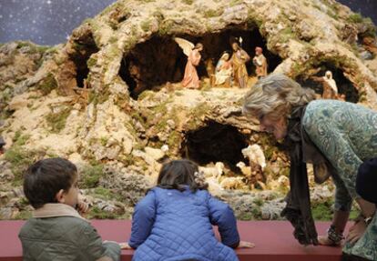 Aguirre y unos niños, entre los primeros visitantes del Belén de la Real Casa de Correos.