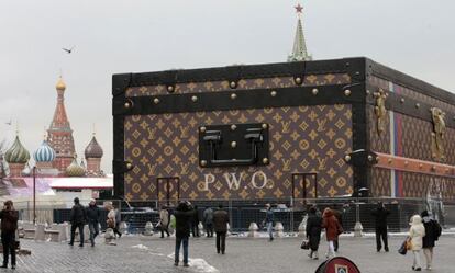 La maleta de Louis Vuitton, en la plaza Roja de Mosc&uacute;, el 27 de noviembre de 2013.