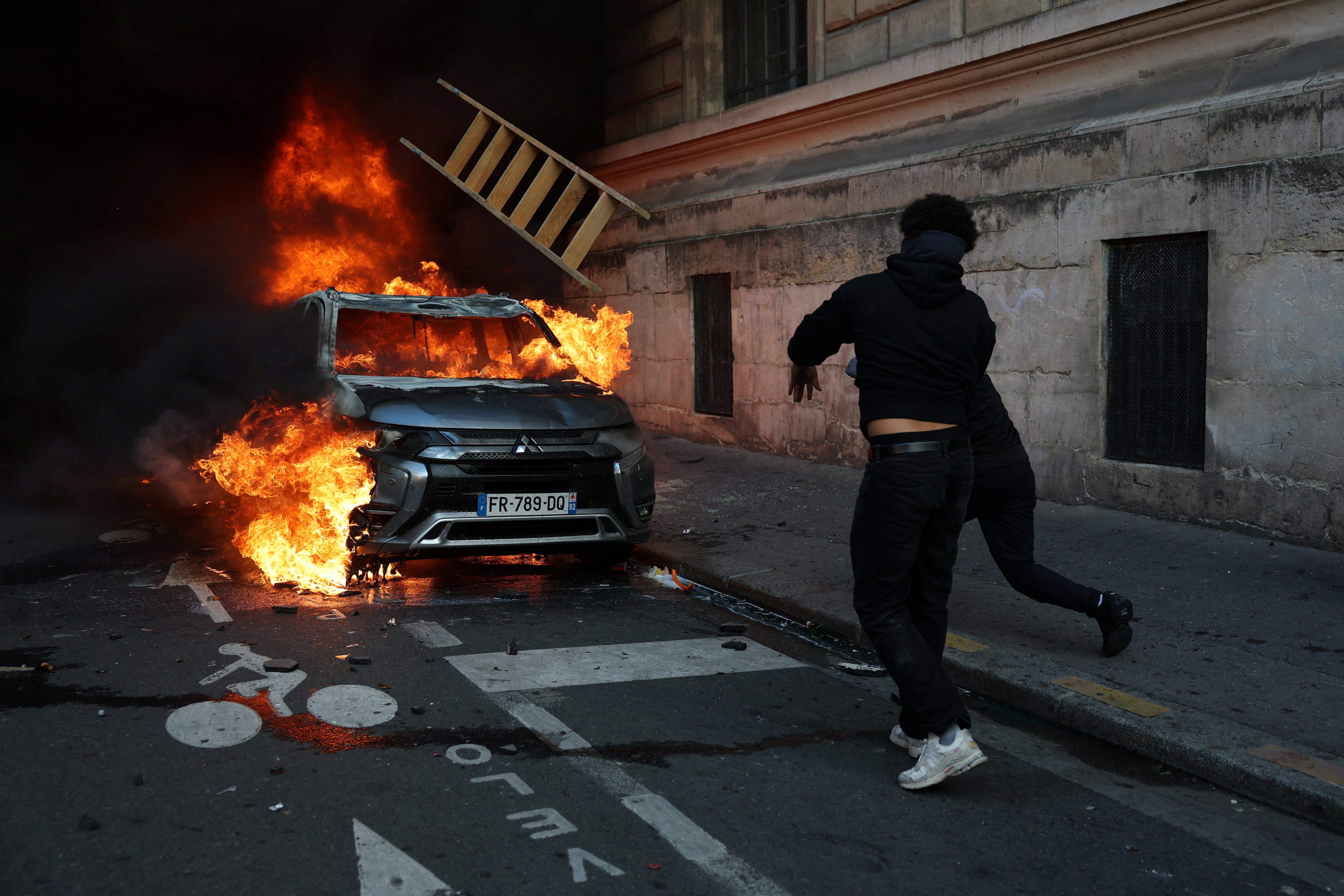 La rabia de los estudiantes y la violencia policial incendian Francia