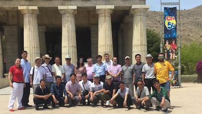 La delegaci&oacute;n norcoreana ante uno de los templos de Terra M&iacute;tica, en Benidorm.