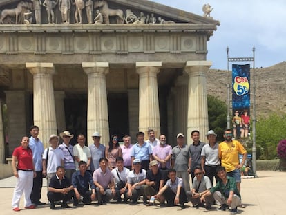 La delegaci&oacute;n norcoreana ante uno de los templos de Terra M&iacute;tica, en Benidorm.