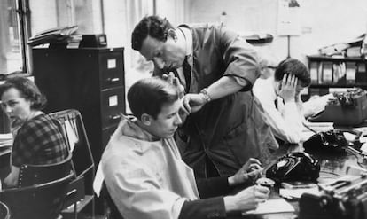 Montague Clifford era un barbero ambulante que, en los sesenta, afeitaba a trabajadores como este, mientras estaban en el trabajo y fumaban cigarrillos. Es un mito &#039;freelance&#039;.