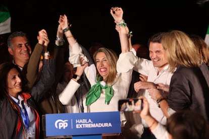 La candidata del PP a la presidencia de la Junta de Extremadura, María Guardiola, celebra su victoria tras conocer los resultados en la elecciones celebradas este domingo.
