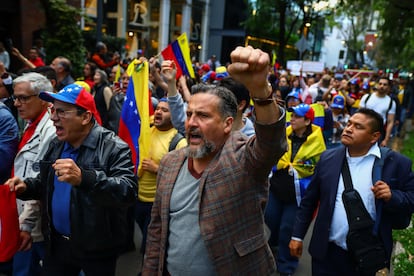 Venezolanos se congregaron a las afueras de la Embajada de Venezuela en Mxico de cara a la toma de protesta del mandatario Nicols Maduro, en Ciudad de Mxico. 

