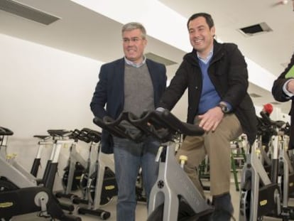 Juan Manuel Moreno, en unas instalaciones deportivas en Ja&eacute;n.