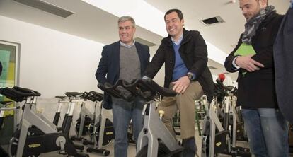 Juan Manuel Moreno, en unas instalaciones deportivas en Ja&eacute;n.