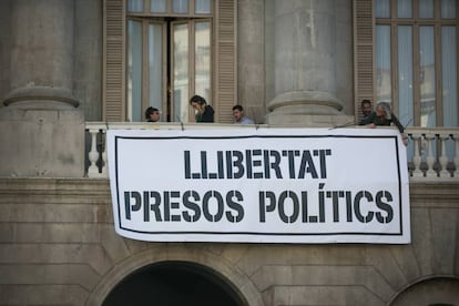 Regidoras de la CUP cuelgan una pancarta esta mañana en el Ayuntamiento de Barcelona.