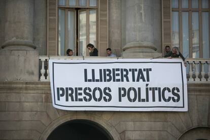 Regidoras de la CUP cuelgan una pancarta esta mañana en el Ayuntamiento de Barcelona.