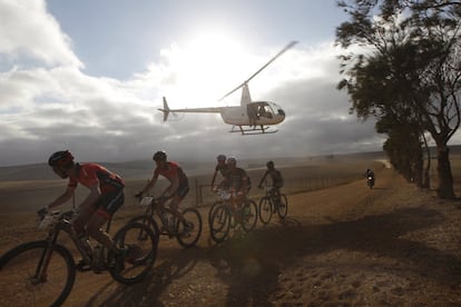 Un pelotón compite durante la cuarta etapa del ABSA Cape Epic, considerada una de las carreras más duras del mundo y conocida como el "Tour de Francia de la bici de montaña", en Elgin (Sudáfrica).