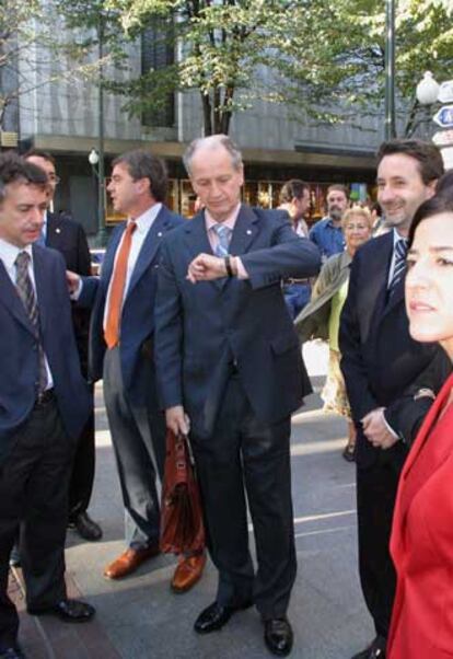 Atutxa, en el centro, antes de iniciarse la segunda jornada del juicio.