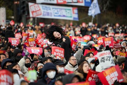 Una manifestante lanza consignas contra el presidente de Corea del Sur, Yoon Suk-yeol, frente a la Asamblea Nacional.