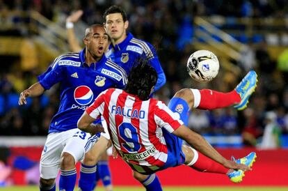 Falcao marca de chilena el primer gol del Atlético.
