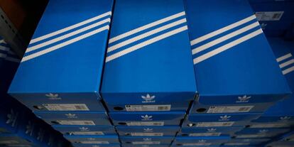 Cajas de zapatos de la marca Adidas. 