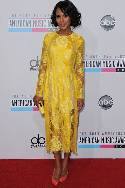 Kerry Washington fue una de las sopresas de los AMA al combinar sus zapatos coral con un vestido amarillo brocado con detalles transparentes de Stella McCartney.
