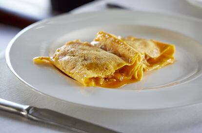 Tortilla velazqueña con salsa de callos, del Club Financiero Génova, en una imagen proporcionada por el restaurante.