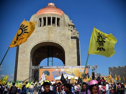 Seguidores del PRD en el Monumento a la Revoluci&oacute;n.